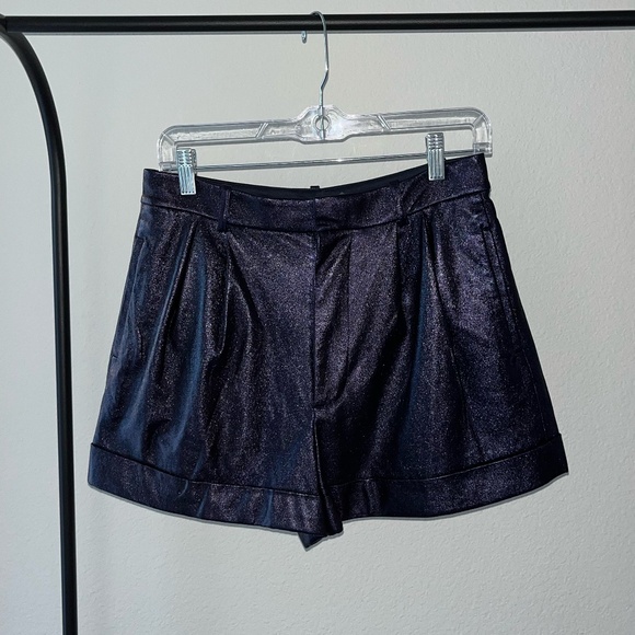 ALICE + OLIVIA | Metallic Conry Vegan Leather Cuff Shorts in Purple | Size 6 - Picture 3 of 10